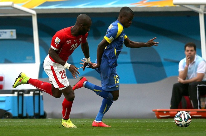 Djourou disputa jogada com Enner Valencia | 