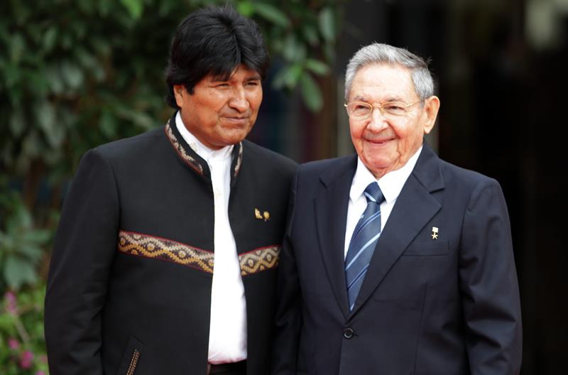 Raúl Castro e o presidente da Bolívia, Evo Morales, durante cúpula do G77 e China, na cidade boliviana de Santa Cruz. | EFE/Andres Cristaldo