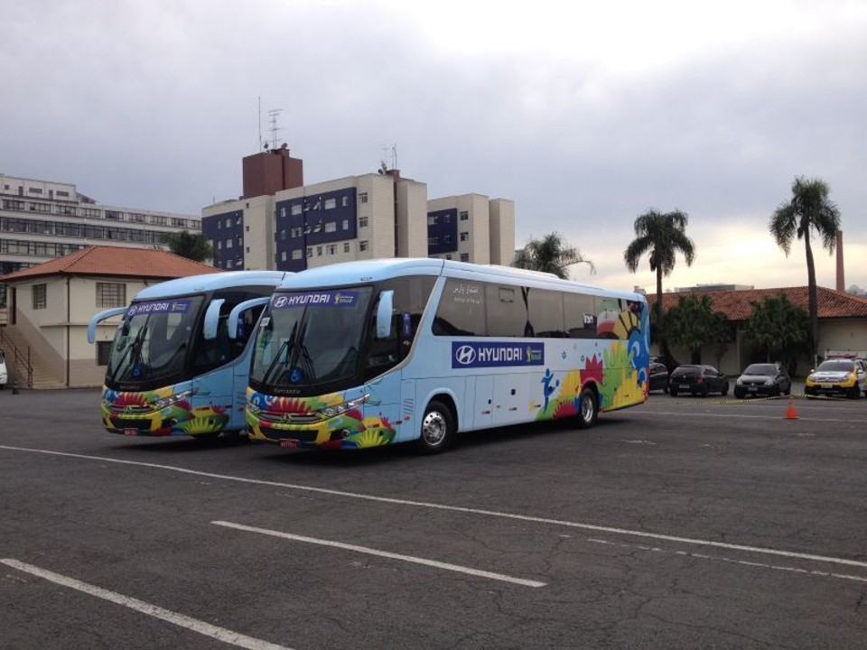Ônibus que irão transportar as delegações de Irã e Nigéria estão na PM | Diego Antonelli/Gazeta do Povo