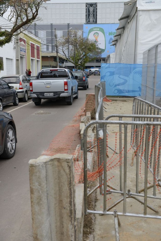 Grades separam obras de calçamento do asfalto | 