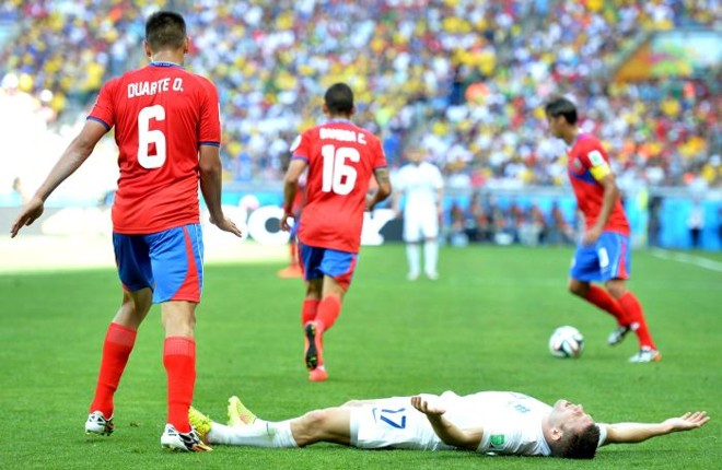 James Milner, da seleção inglesa, cai no campo durante partida contra a Costa Rica | 