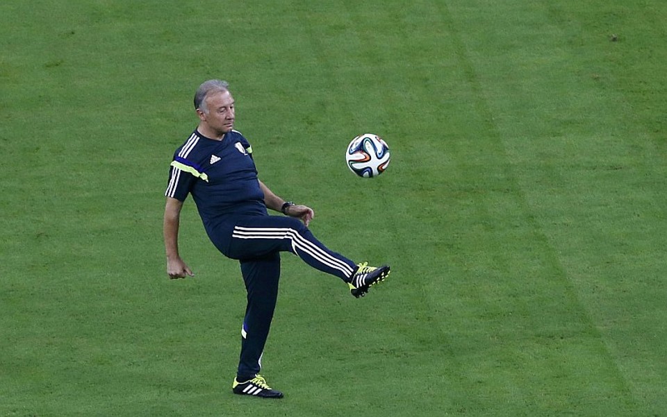 Alberto Zaccheroni prefere não focar duelo do Japão contra a Costa do Marfim pela diferença de força com relação aos africanos | Ruben Sprich / Reuters