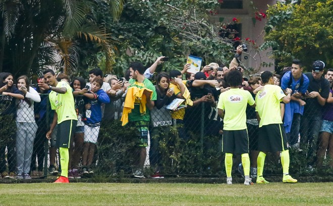 Equipe tira fotos e dá autógrafos aos torcedores após treinamento da seleção brasileira |
