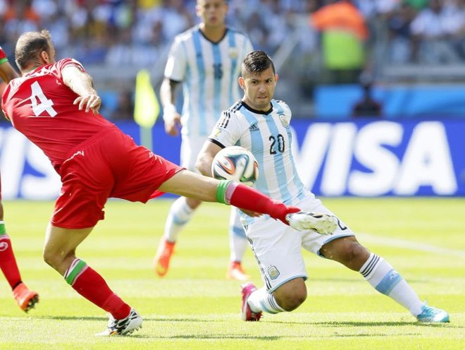 Aguero tenta lance no ataque argentino | 