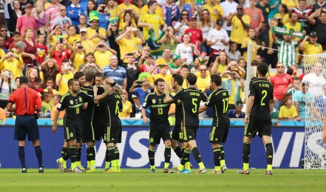 Jogadores da Espanha comemoram segundo gol, feito por Fernando Torres, em partida contra a Austrália |