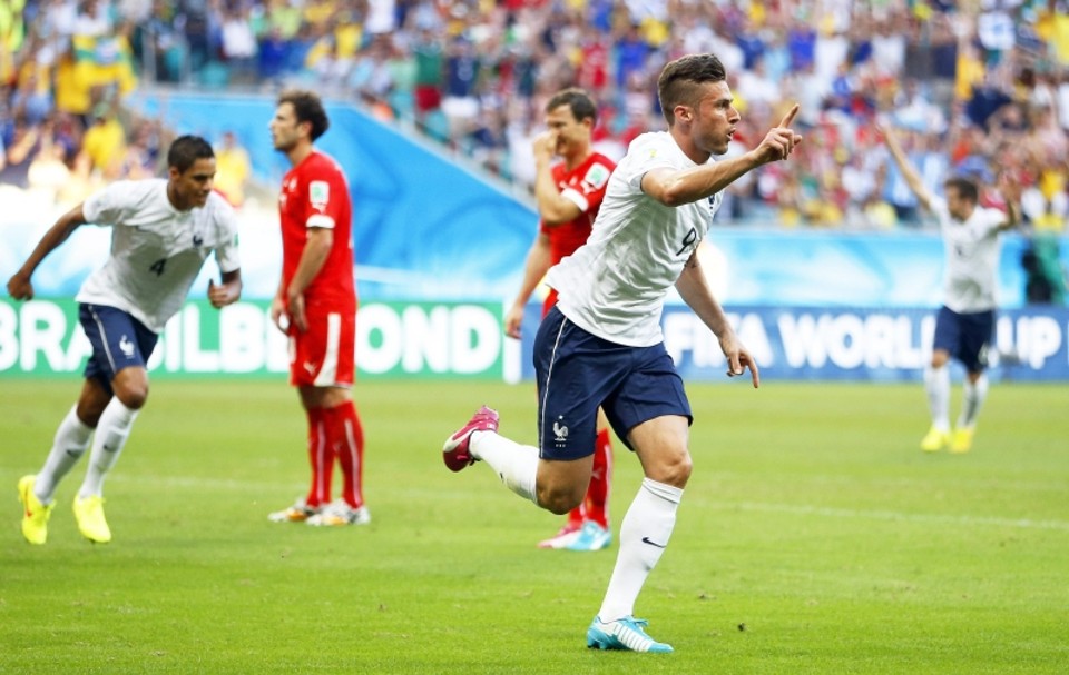 Olivier Giroud, da Seleção Francesa, celebra gol que abriu o placar do jogo contra a Suíça | EFE/EPA/GUILLAUME HORCAJUELO