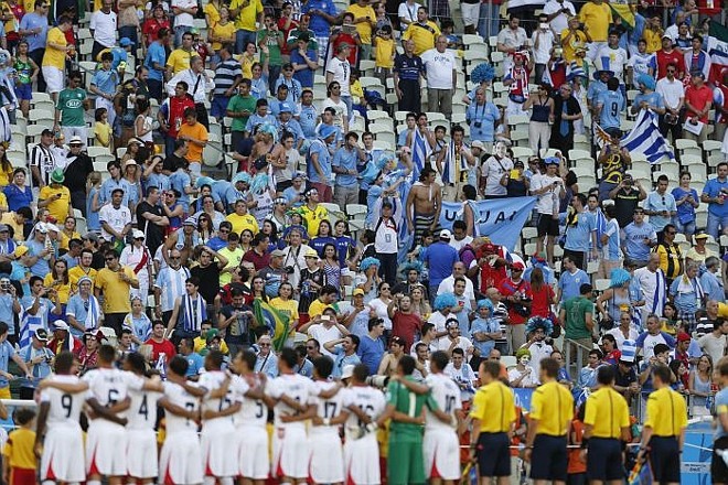 Torcida uruguaia foi maioria no Castelão |