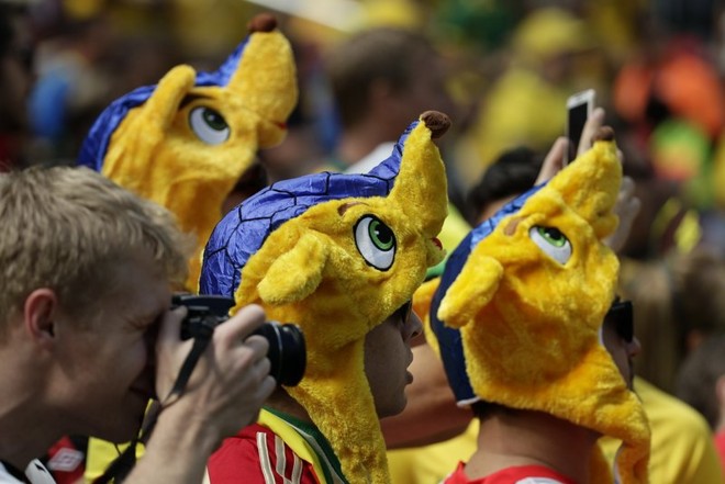 Torcedores usam apetrechos do mascote Fuleco |