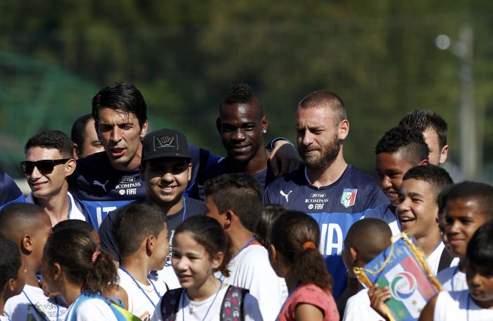 Buffon, Balotelli e De Rossi conversam com crianças no treino da Itália em Mangaratiba | Reuters