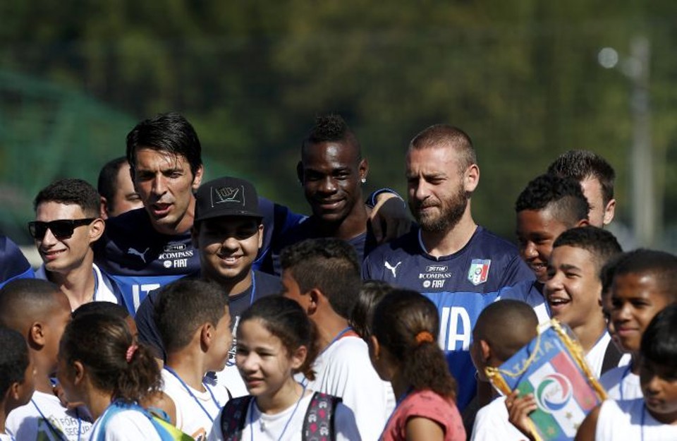 Buffon, Balotelli e De Rossi conversam com crianças no treino da Itália em Mangaratiba | Reuters