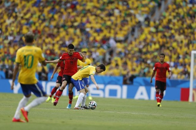 Oscar recebe a marcação de Peralta |