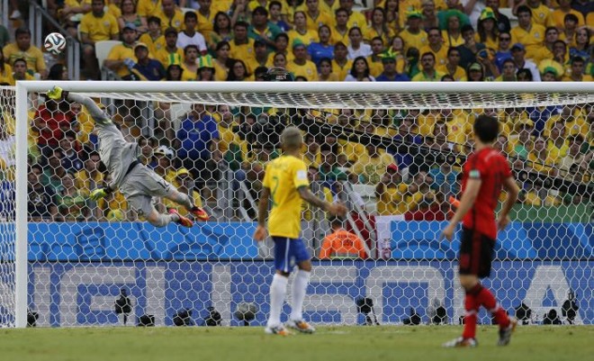 Julio César faz defesa em chute de longa distância |