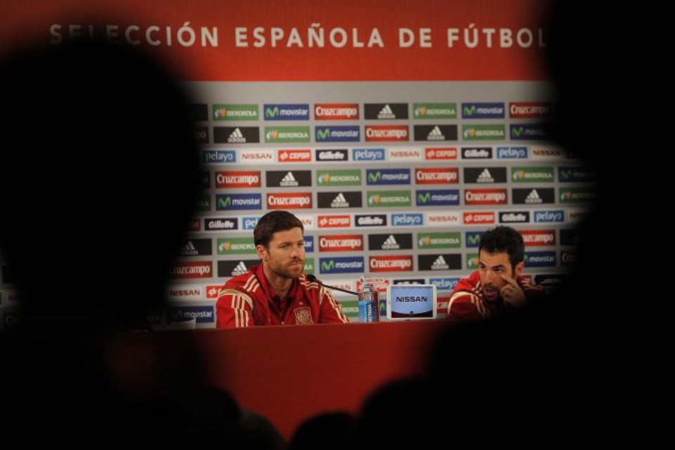 Os espanhóis Xabi Alonso e Fàbregas se apegam no histórico vencedor da Espanha para sobreviver na Copa | Jonathan Campos / Gazeta do Povo