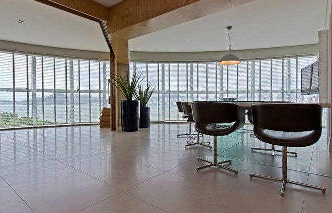 O apartamento projetado pelas arquitetas Camilla Mota e Carla Ribas valoriza o entorno do espaço |