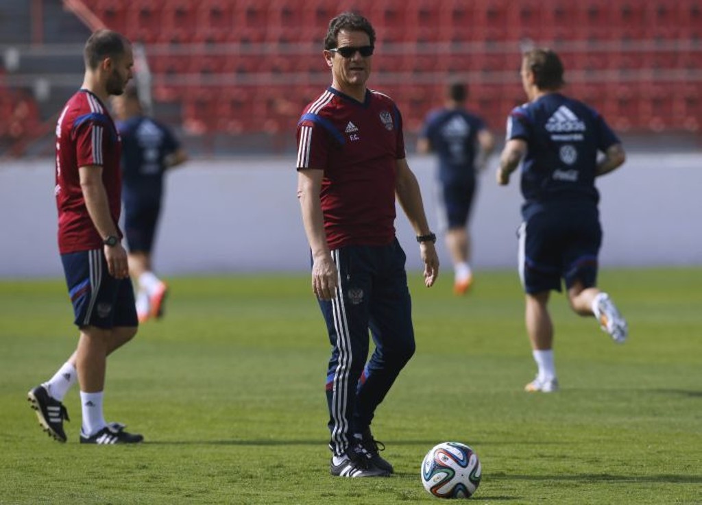 Técnico da Rússia Fabio Capello conduz treino de sua seleção para a estreia contra a Coreia do Sul