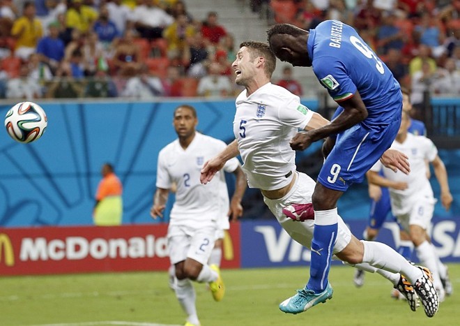 Balotelli cabeceia para fazer o segundo gol inglês | 