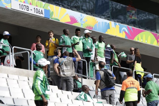 Torcedores da Nigéria ocupam estádio onde acontece partida contra o Irã | 