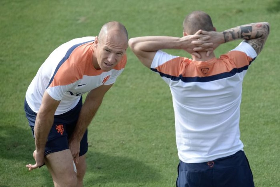 Robben e Sneijder treinam leve com a Holanda após goleada na estreia | Folhapress