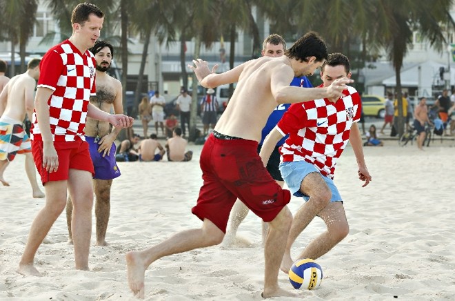 Com a camiseta da seleção, croatas batem bola debaixo do sol forte |