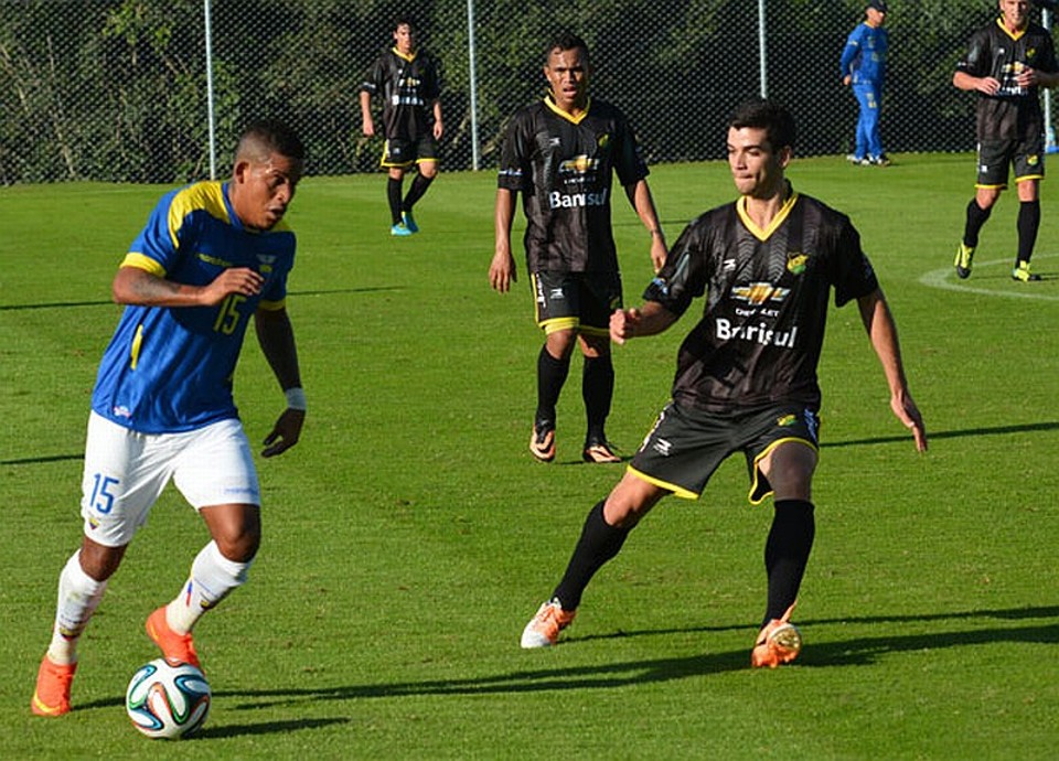 O meia Michael Arroyo conduz a bola frente a adversário do Cerâmica: seleção bateu clube por 2 a 0 em Viamão | Rodrigo Figueiró / Cerâmica Atlético Clube