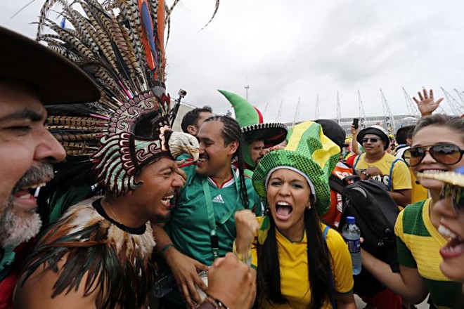 Brasileiros e mexicanos cantam perto da entrada do Castelão |