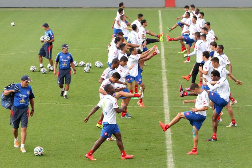 Costa Rica treinou sob olhares atentos dos adversários nesta segunda-feira (16) | Reuters