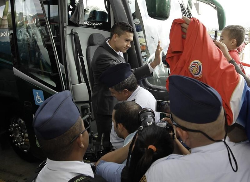 Costa Rica viaja ao Brasil com a meta de ser a surpresa da Copa Embarque da seleção da Costa Rica. Na foto, o jogador Cubero é saudado por torcedores que foram ao aeroporto Juan Santamaría se despedir do time | EFE/Jeffrey Arguedas
