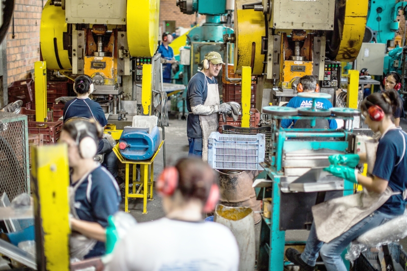 Produção industrial do país registra resultados semelhantes a 2008, quando o mundo estava à beira de uma crise econômica | Brunno Covello/Gazeta do Povo