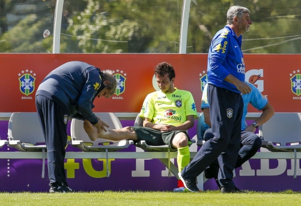 BBB oficial:Retirado do coletivo de ontem por causa de um pisão de Paulinho, o meia Bernard (foto) gravou um vídeo para a CBF TV para afastar boatos de uma contusão mais grave. Mostrou o tornozelo direito levemente inchado e depois com uma bolsa de gelo, mas, rindo, garantiu que saiu apenas por precaução. | Hugo Harada, enviado especial/Gazeta do Povo