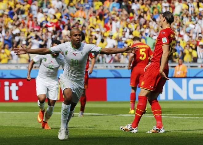 Sofiane Feghouli (esq.), jogando pela Argélia, comemora o gol que abriu o placar na partida contra a Seleção Belga |