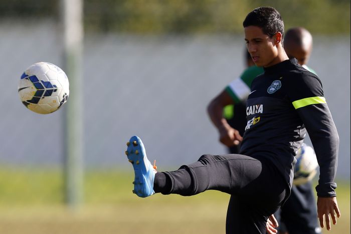 Roni foi afastado do elenco do Coritiba após chegar como esperança de gols | Felipe Rosa / Tribuna do Paraná