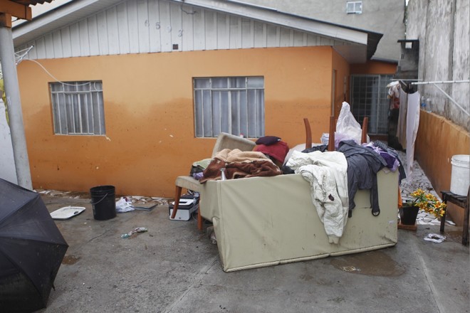 Marca nas paredes mostra a altura que a água chegou | 