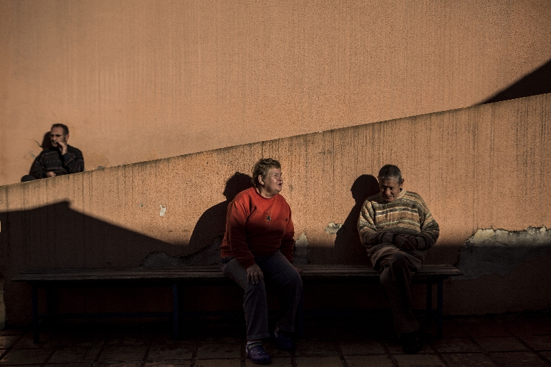 Os 23 moradores do Instituto Paranaense de Cegos passam a maior parte do tempo quietos, tomando sol ou fumando no pátio | Fotos: Marcelo Andrade/ Gazeta do Povo