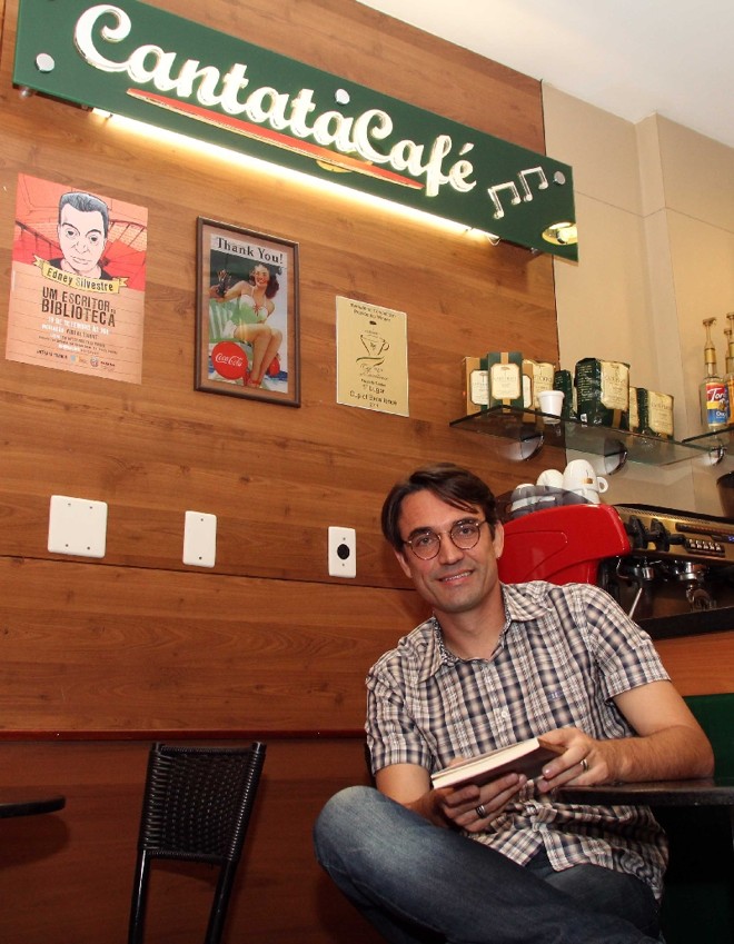 Primeira ficção de Pereira está na lista da categoria romance |