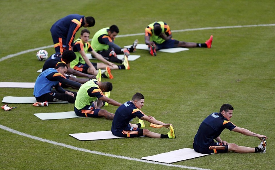 Em dia de treino lotado da Colômbia, James Rodríguez tira peso da ausência de Falcao James Rodríguez, à direita, nega ser protagonista no time da Colômbia | Paulo Whitaker / Reuters