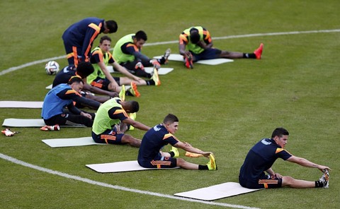 Em dia de treino lotado da Colômbia, James Rodríguez tira peso da ausência de Falcao James Rodríguez, à direita, nega ser protagonista no time da Colômbia | Paulo Whitaker / Reuters
