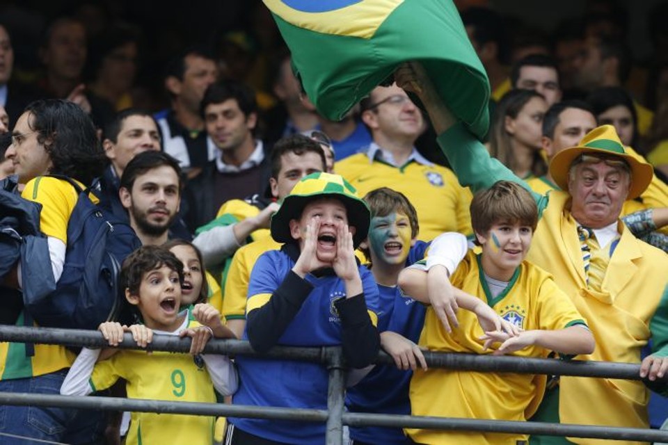 Torcida começou animada na partida desta sexta-feira (6). Porém, vitória magra não agradou | Albari Rosa/Gazeta do Povo