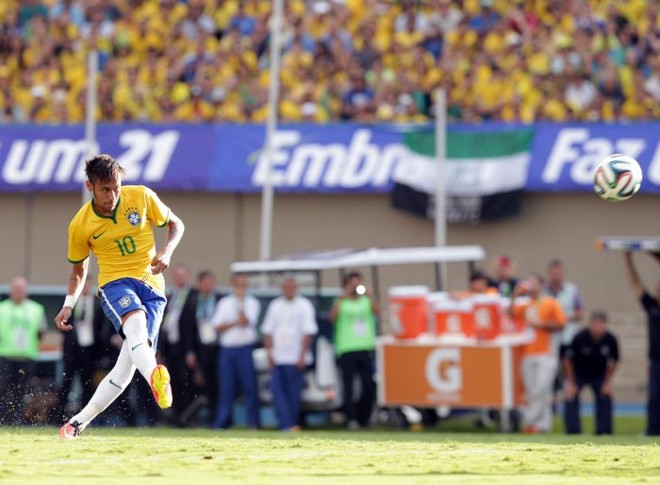 Neymar cobra falta para marcar o primeiro gol do Brasil diante do Panamá | 