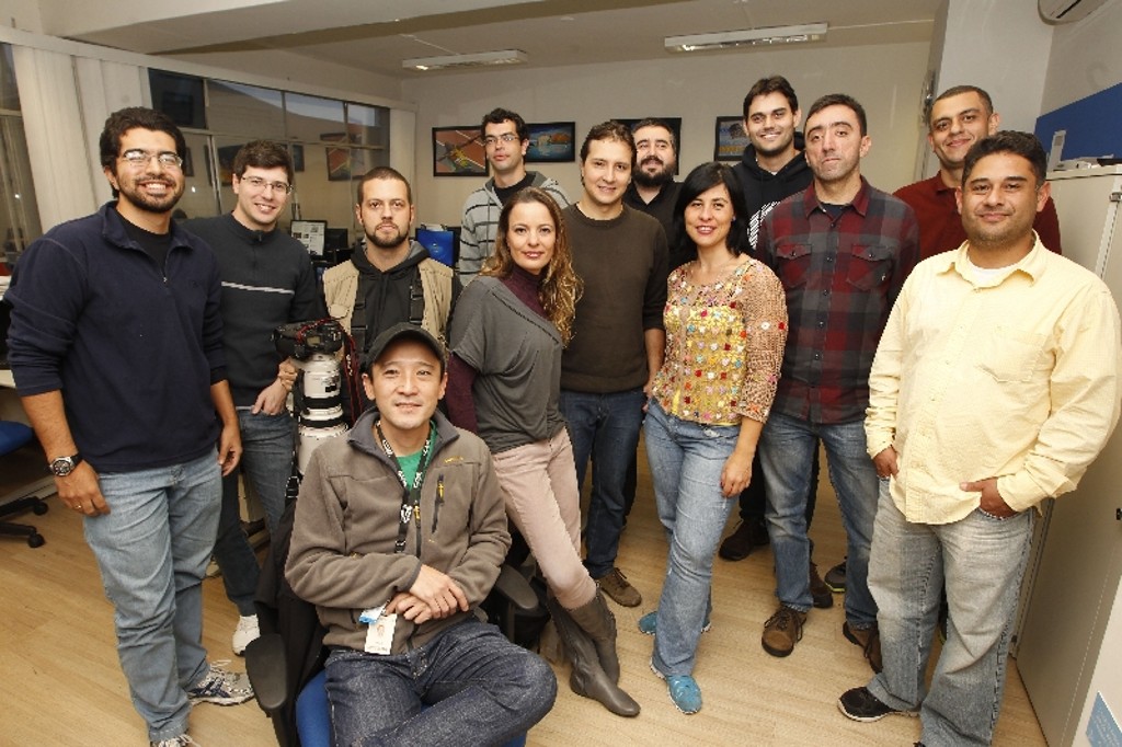 Parte da equipe da Gazeta do Povo na Copa: da esquerda para a direita, Adriano Ribeiro, Gustavo Ribeiro, Daniel Castellano, Hugo Harada (sentado), Ana Luzia Mikos, Robson Martins (ao fundo), Nícolas França, Leonardo Bonassoli, Adriana Brum, Fernando Rudnick, André Pugliesi, Leonardo Mendes Júnior e Jonathan Campos