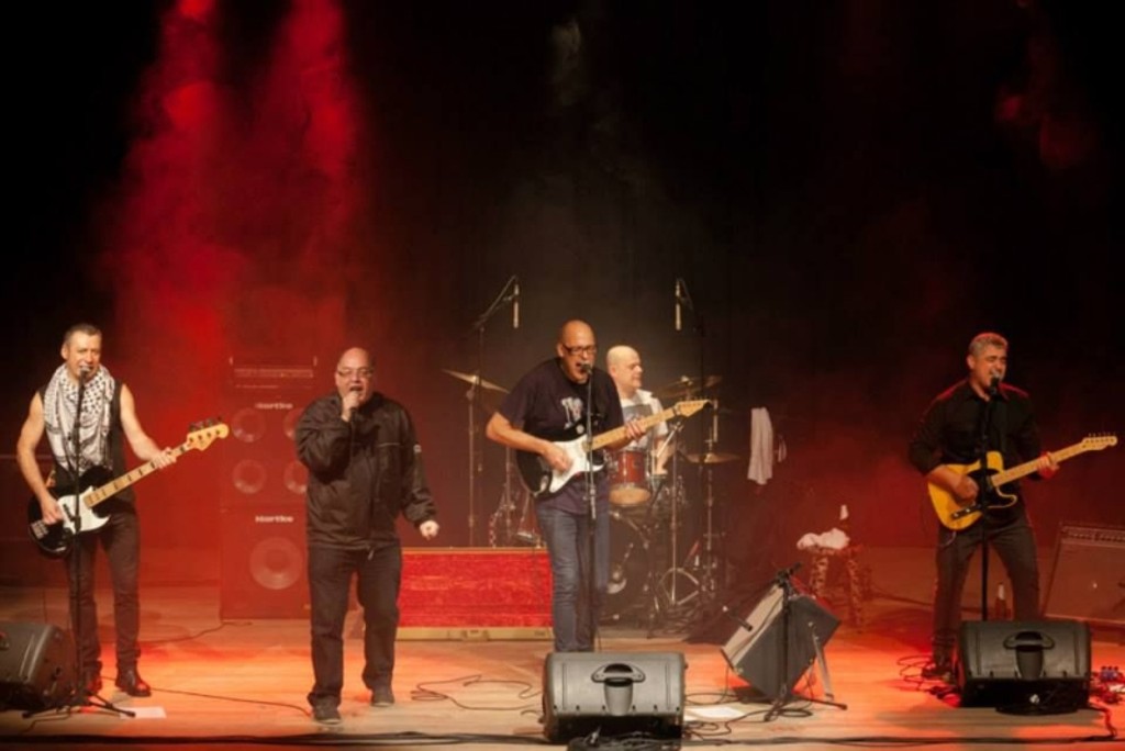 Sérgio Viralobos (segundo a partir da esq.) lançou o melhor livro de poesias deste ano