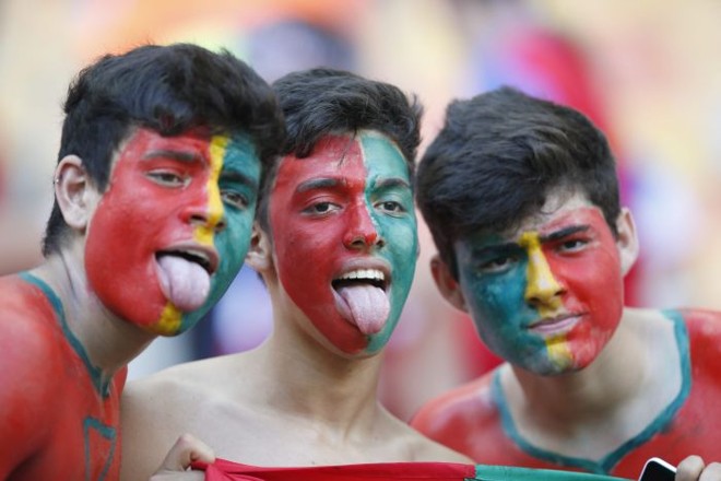 Torcedores pintam o rosto com as cores de Portugal |