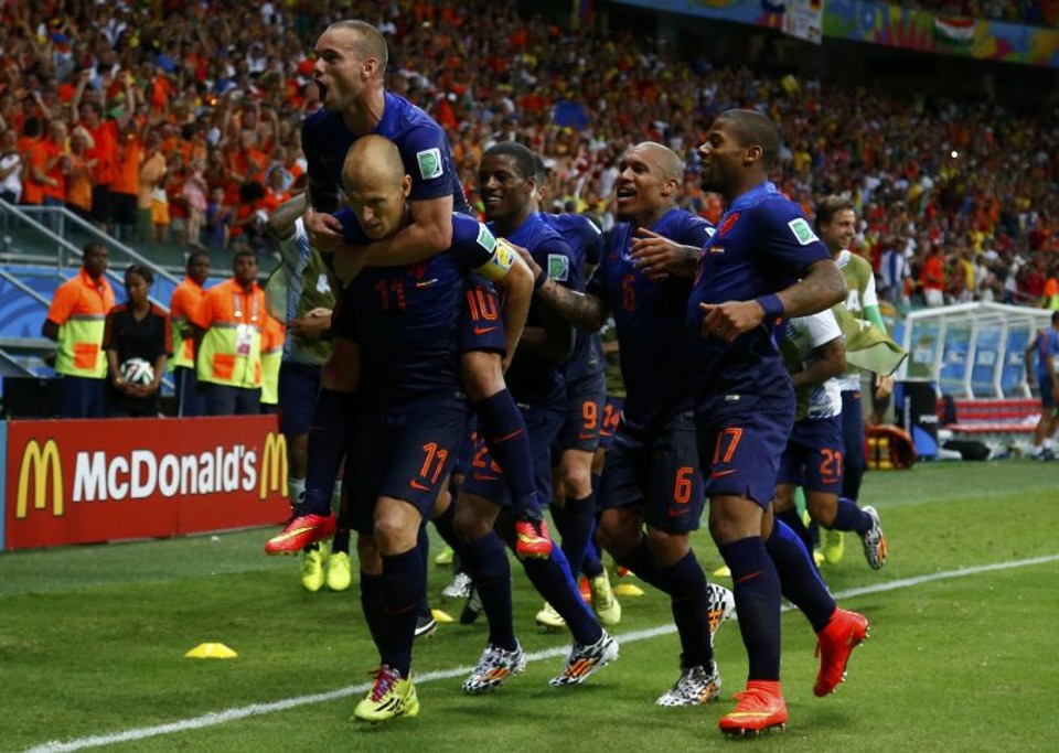 Jogadores da Holanda comemoram gol de Robben na goleada contra a Espanha | REUTERS / Tony Gentile