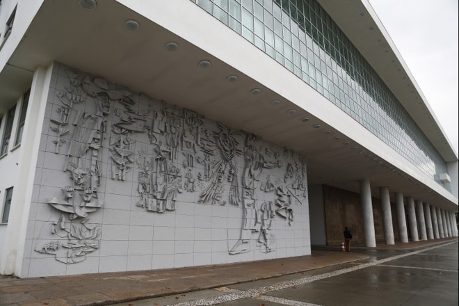 Painel do artista plástico Poty Lazzarotto, na parede externa do Palácio Iguaçu | 