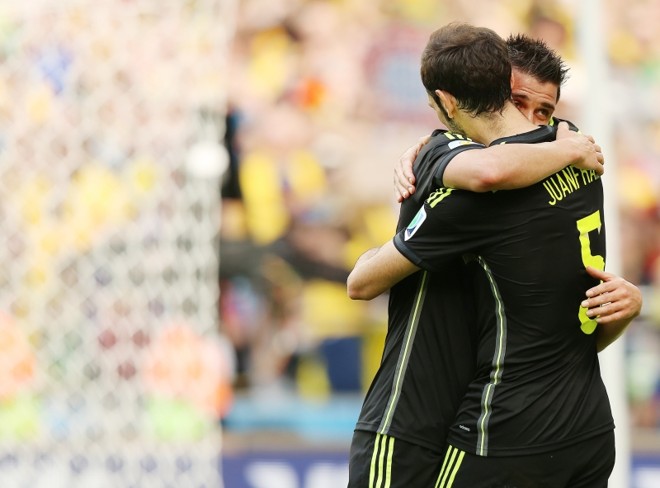 Emocionado, David Villa chora e recebe o abraço do lateral Juanfran. Atacante fecha ciclo | Giuliano Gomes