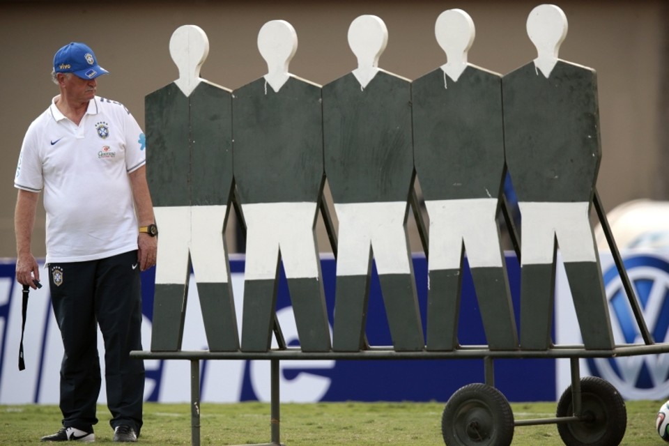 Felipão parou o treino de domingo para cobrar o time: marcação frouxa | Ueslei Marcelino/Reuters