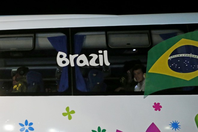 O atacante Bernard observa a reação dos torcedores à chegada da seleção. |