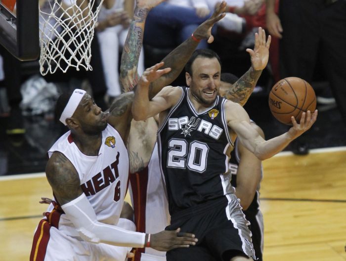 Ginobili, dos Spurs, salta para pontuar sob a forte marcação de LeBron James e Chris Andersen. Argentino teve mais uma boa atuação | Reuters