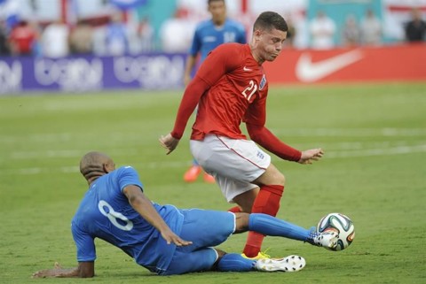 Ingleses saem para treino e esquecem jogador no hotel Ross Barkley, em partida contra Honduras em Miami. Jogador saiu cabisbaixo do hotel | EFE / RHONA WISE