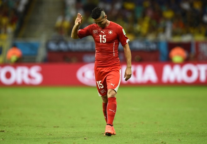 Blerim Dzemaili, da Suíça, comemora primeiro gol para a seleção durante partida contra a França |