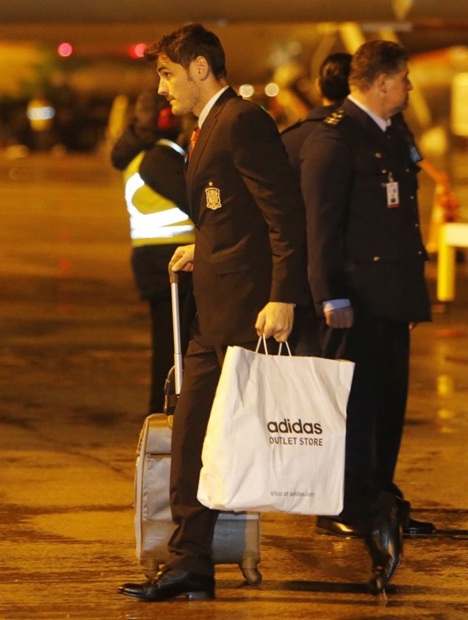 O goleiro espanhol Iker Casillas desembarca em solo curitibano |